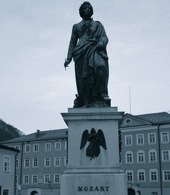 Estatua de Mozart, Salzburg. Foto A.A.Bispo 2015. Arq ABE